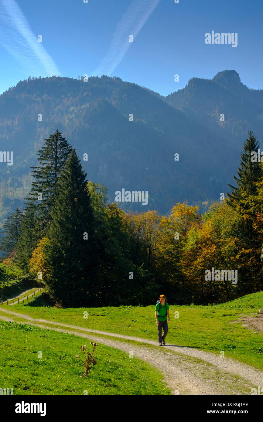 In Germania, in Baviera, Baviera, Chiemgau, vicino Schleching, Achen Valley, escursionista sul sentiero escursionistico Foto Stock