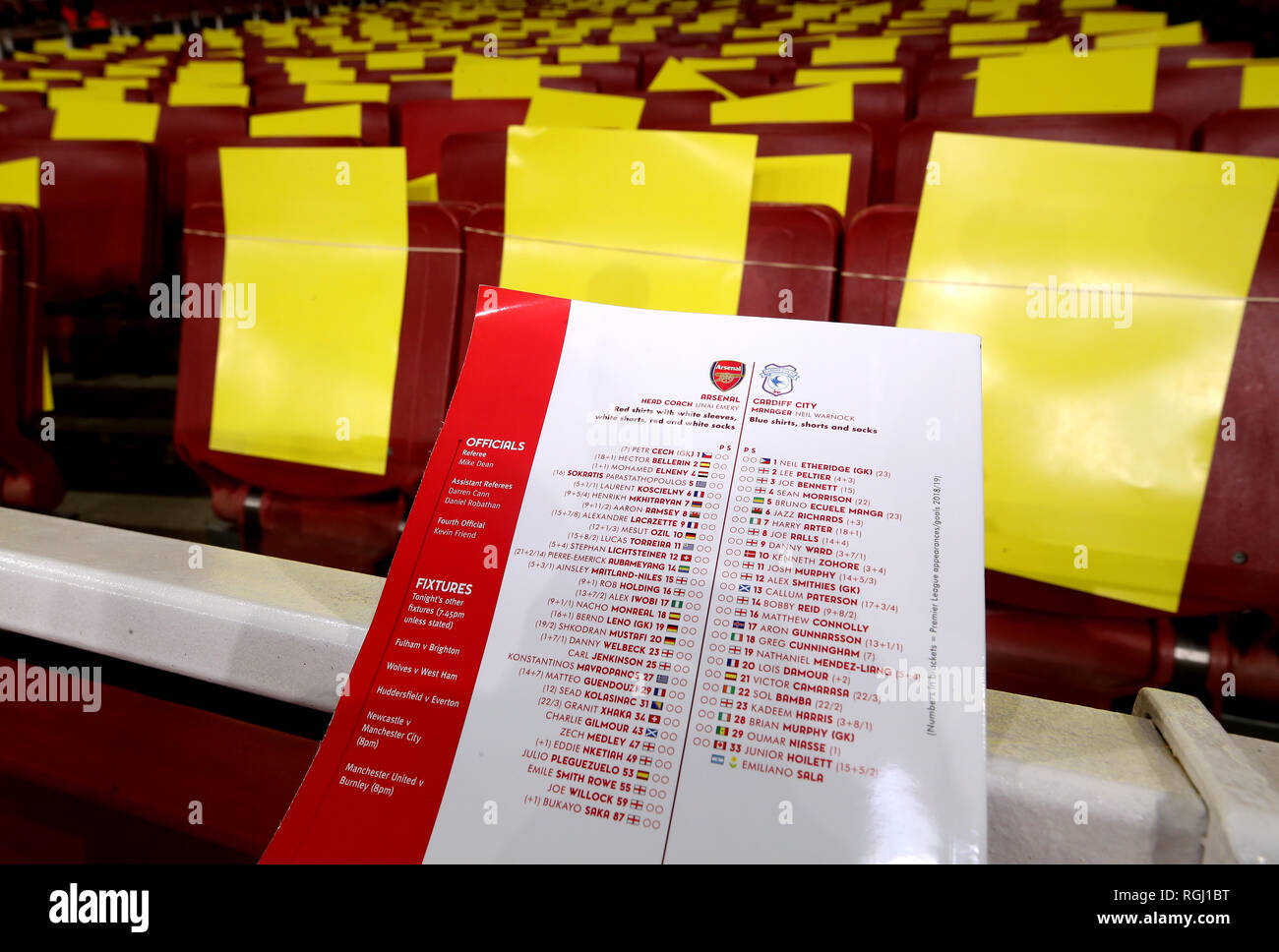 Il programma della giornata di incontri per l'Arsenal V Cardiff con la squadra elenca sul retro e il nome di Emiliano Sala Gialla con pezzi di carta che sono state collocate sulle sedi prima di corrispondere alla Premier League match all'Emirates Stadium di Londra. Foto Stock