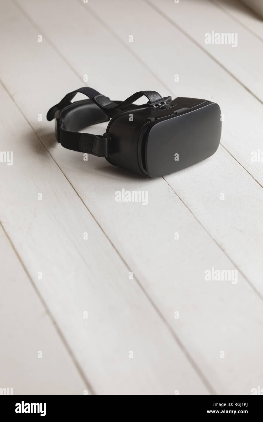 La realtà virtuale auricolare collocato sul pavimento Foto Stock