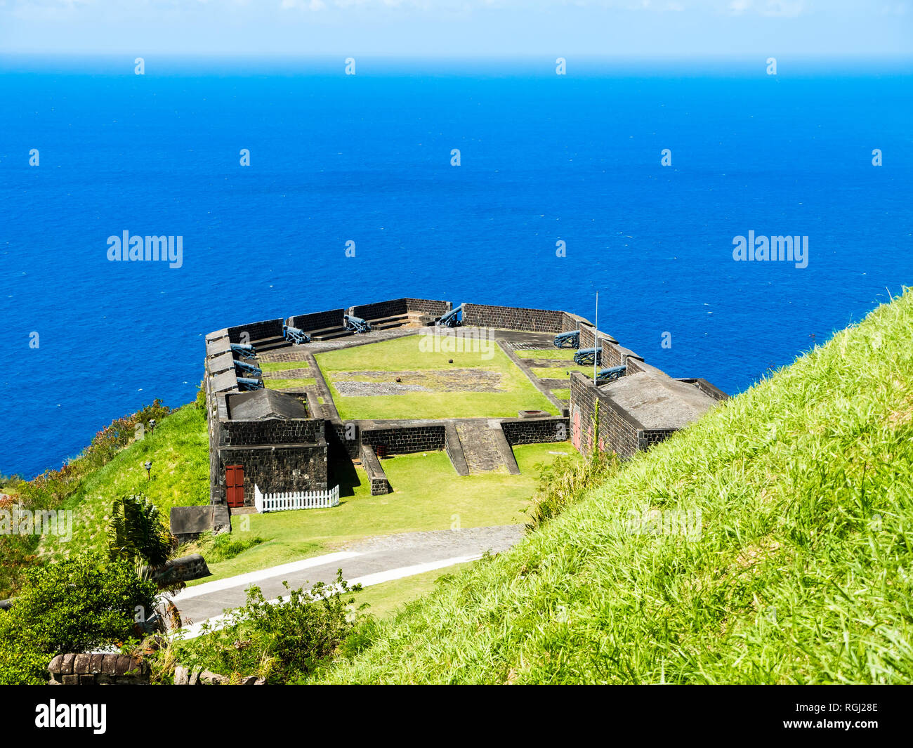 Caraibi, Piccole Antille, Saint Kitts e Nevis, Basseterre, Brimstone Hill Fortress, cannoni Foto Stock