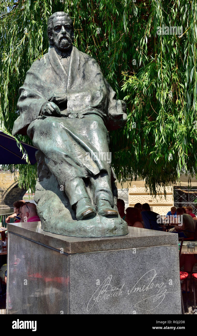 Statua del musicista Bedrich Smetana fuori il Smetana Museum, Praga, Repubblica Ceca Foto Stock