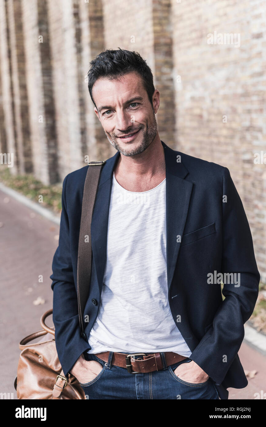 Ritratto di un uomo maturo in città Foto Stock
