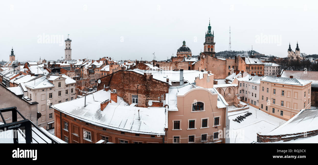 Lviv nel periodo invernale. Vista pittoresca su Lviv centro città dalla parte superiore del vecchio tetto. Europa orientale, Ucraina Foto Stock Lviv nel periodo invernale. Vista pittoresca su Lviv centro città dalla parte superiore del vecchio tetto. Europa orientale, Ucraina Foto Stock