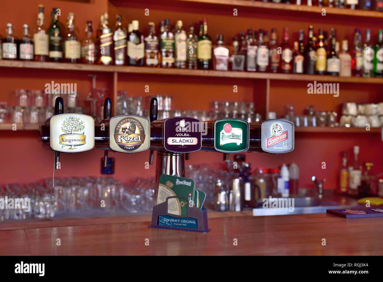 Rubinetti di birra nel bar di Praga con i bicchieri e bottiglie di spirito in background Foto Stock