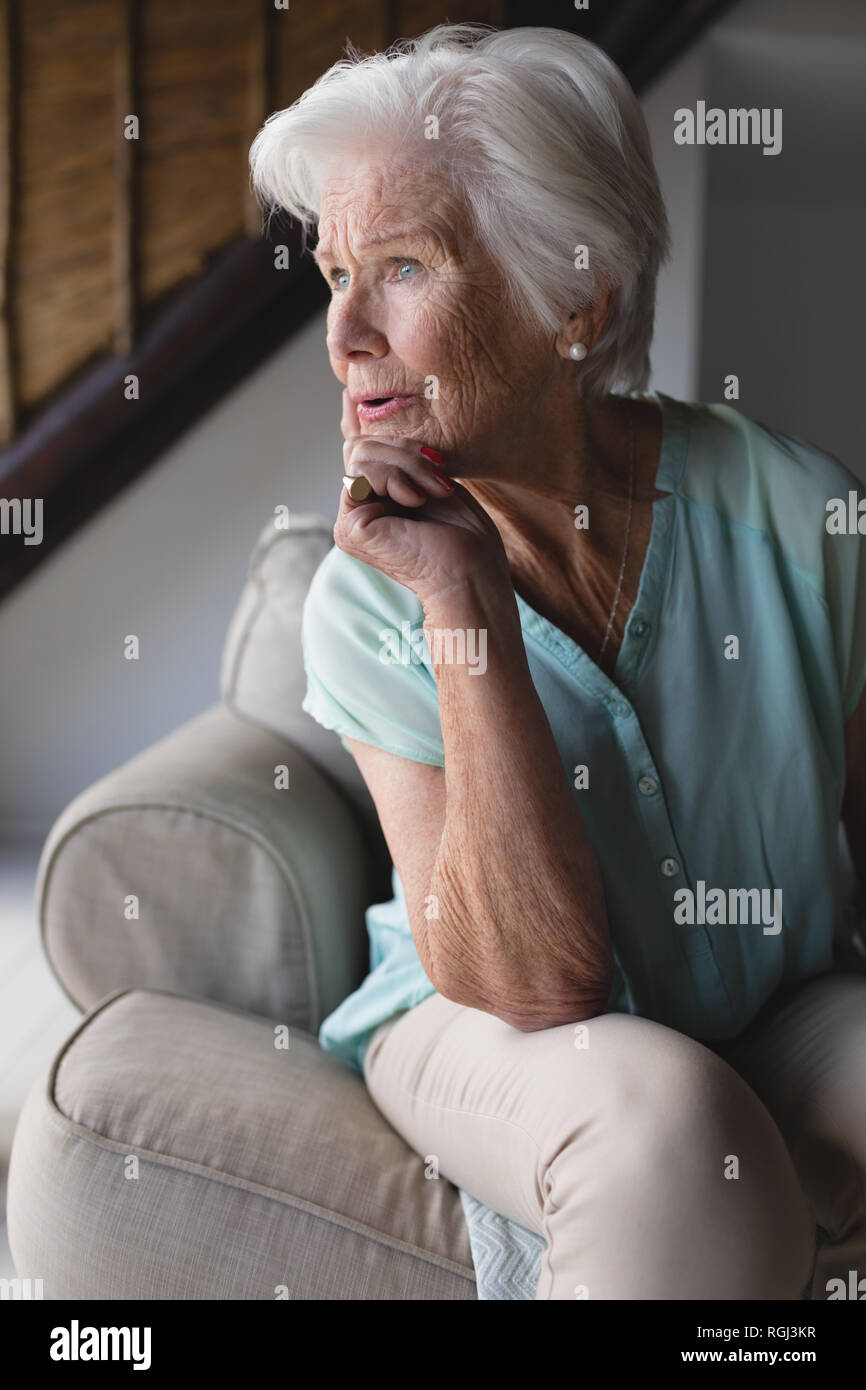 Senior donna rilassante nella stanza vivente Foto Stock