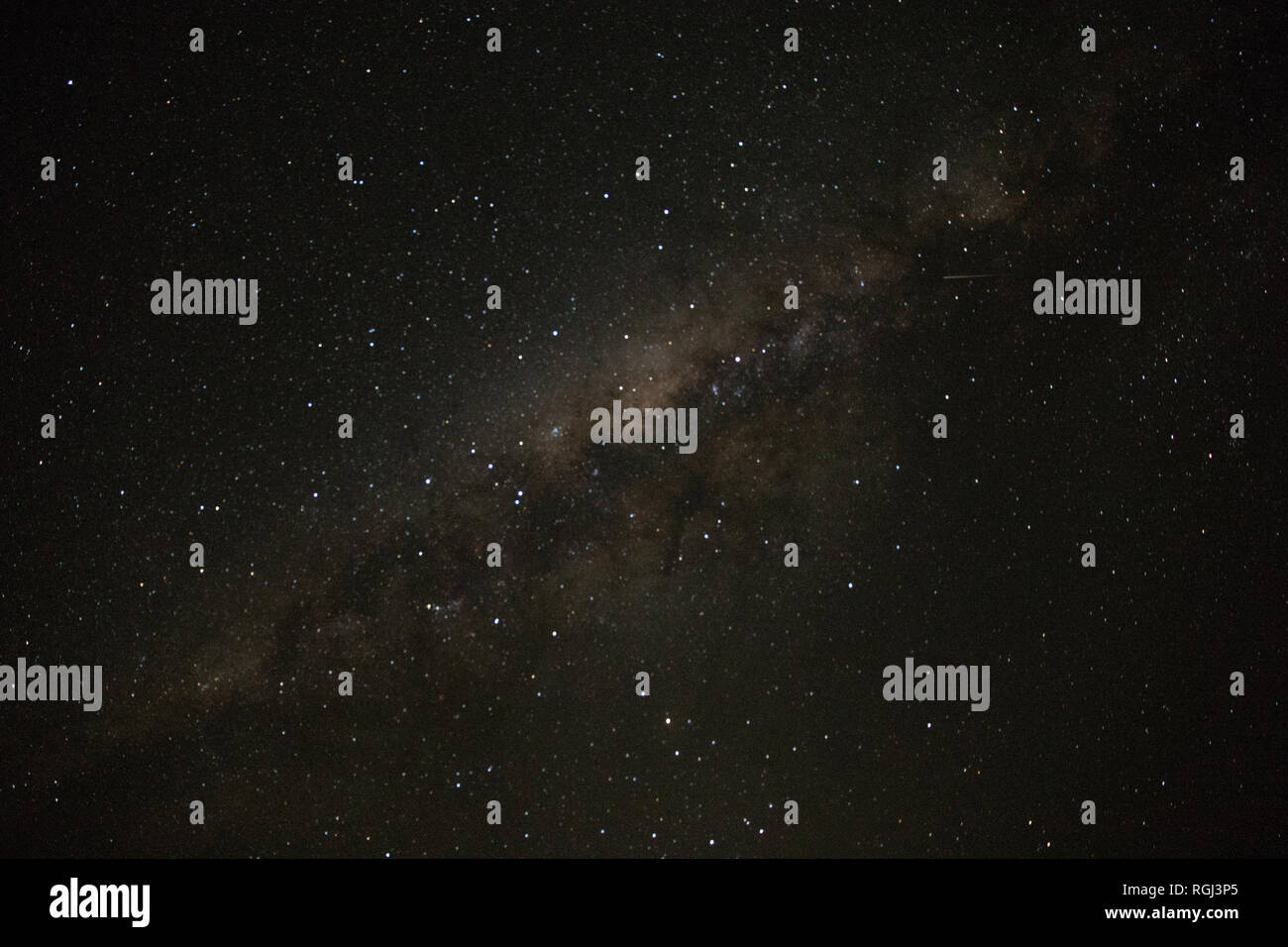 La via lattea si vede oltre le montagne rocciose di Spitzkoppe in Namibia Foto Stock