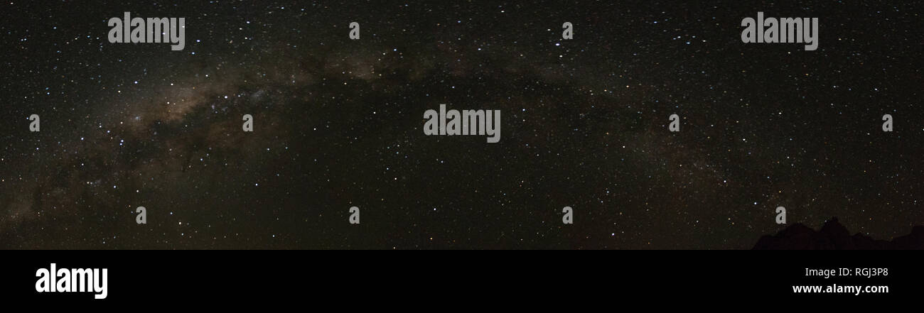 Una foto panoramica della via lattea visto oltre le rocce di Spitzkoppe in Namibia Foto Stock