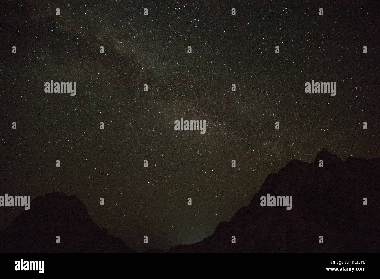 La via lattea si vede oltre le montagne rocciose di Spitzkoppe in Namibia Foto Stock