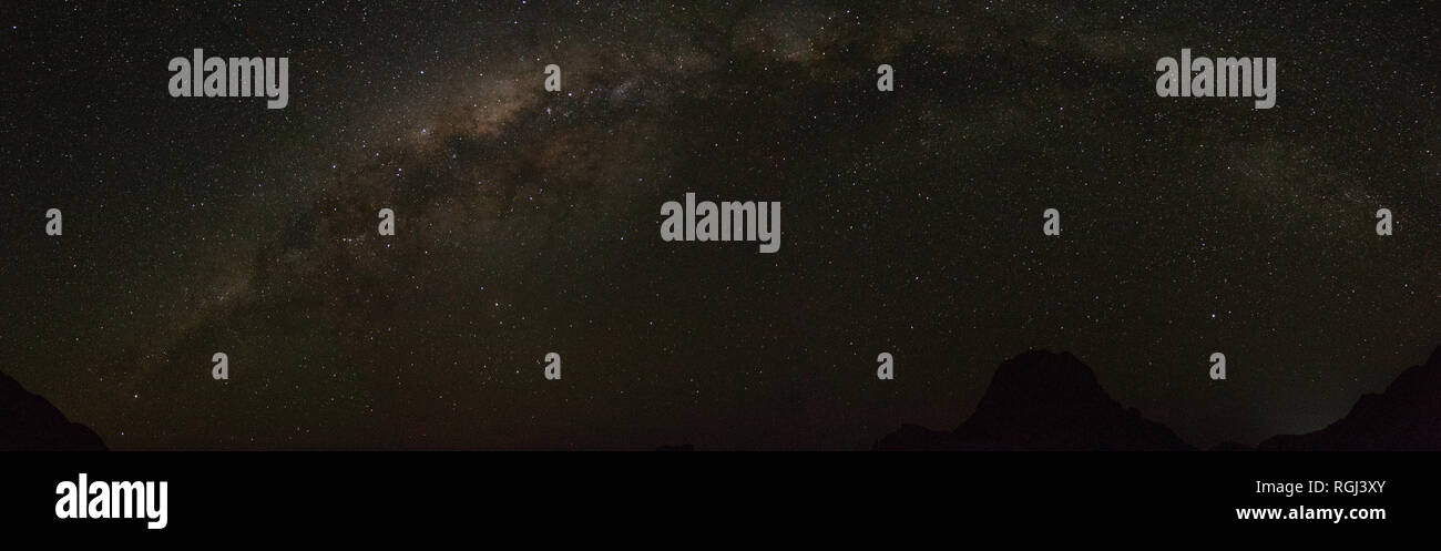 Una foto panoramica della via lattea visto oltre le rocce di Spitzkoppe in Namibia Foto Stock
