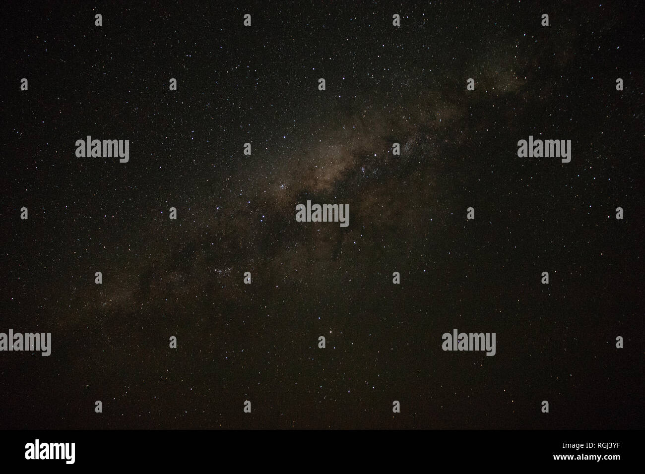 La via lattea si vede oltre le montagne rocciose di Spitzkoppe in Namibia Foto Stock