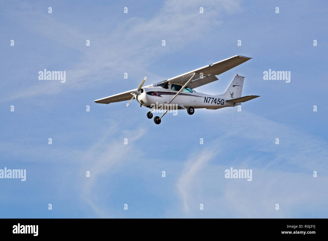 Un singolo motore, unica ala Cessna Skyhawk, il più popolare dei piccoli aerei tra gli istruttori pilota nel mondo, fa toccare e andare gli sbarchi a sm Foto Stock