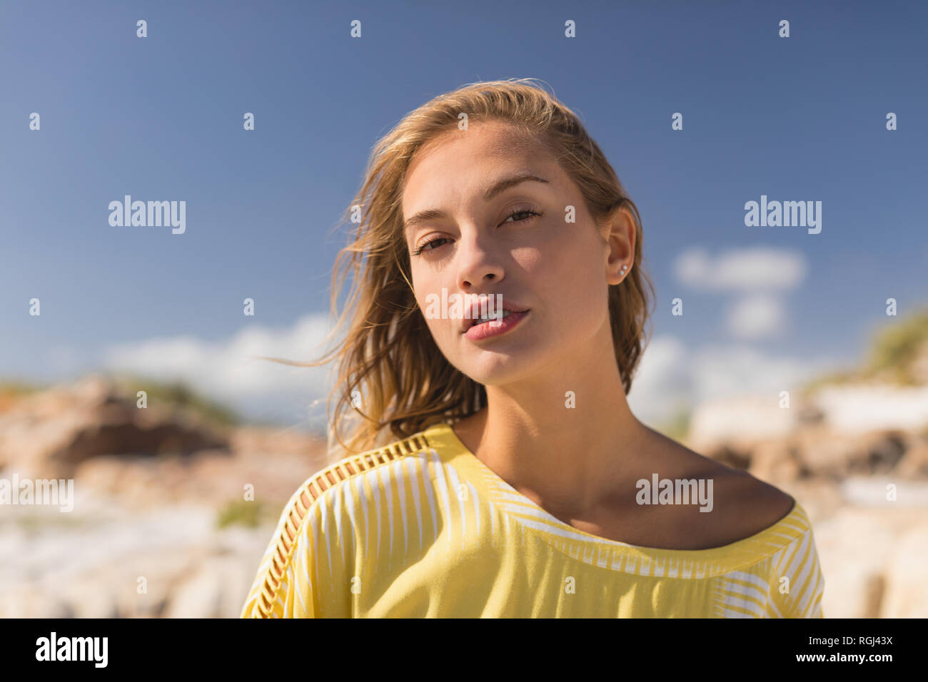 Bella donna presso la spiaggia in una giornata di sole Foto Stock