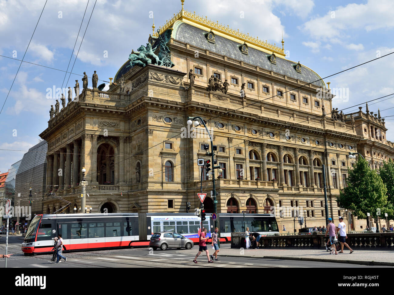 Teatro Nazionale di Praga, Národní divadlo, edificio. I mezzi di trasporto pubblico servizio di tram che passa Foto Stock