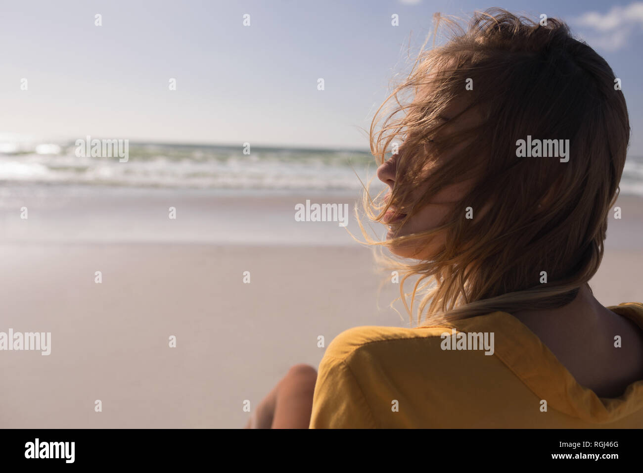Giovane donna relax in spiaggia in una giornata di sole Foto Stock