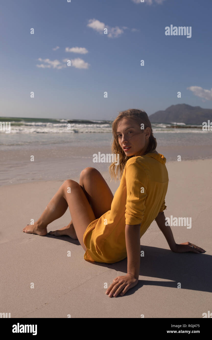 Giovane donna relax in spiaggia in una giornata di sole Foto Stock