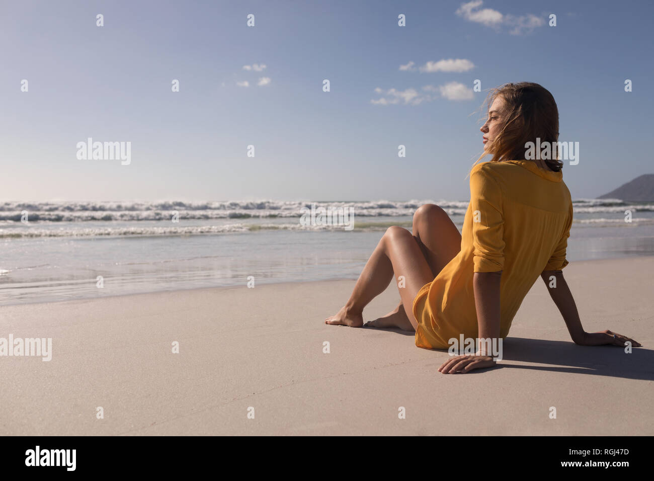 Giovane donna rilassante con gli occhi chiusi a beach Foto Stock