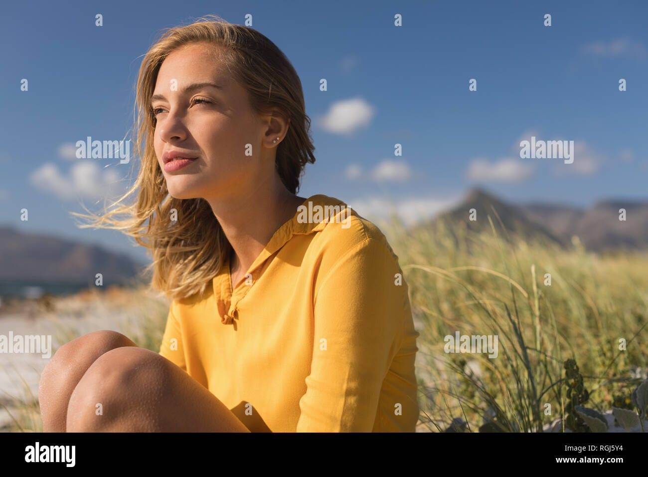 Giovane donna rilassante sulla spiaggia Foto Stock