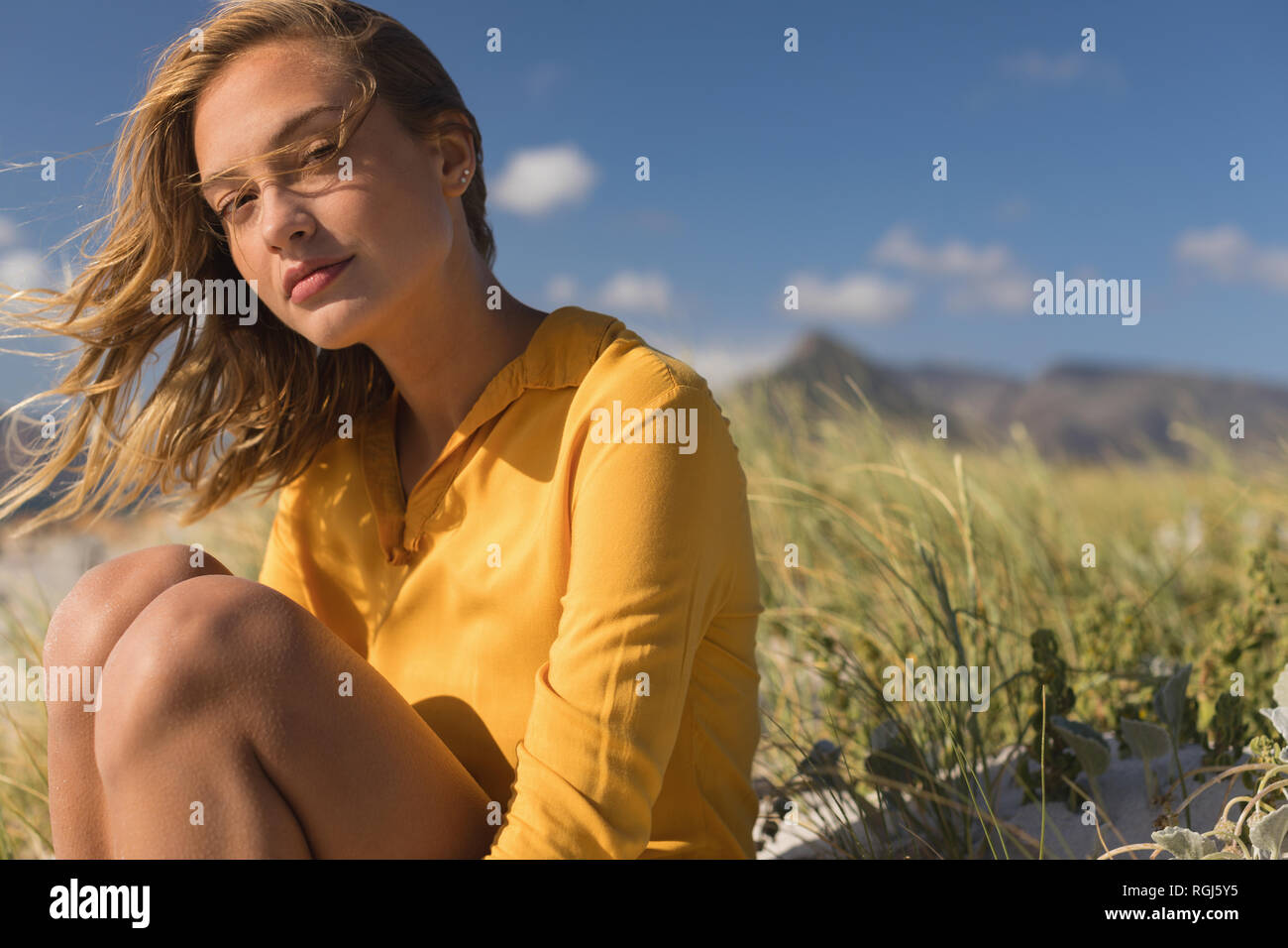 Giovane donna rilassante sulla spiaggia Foto Stock