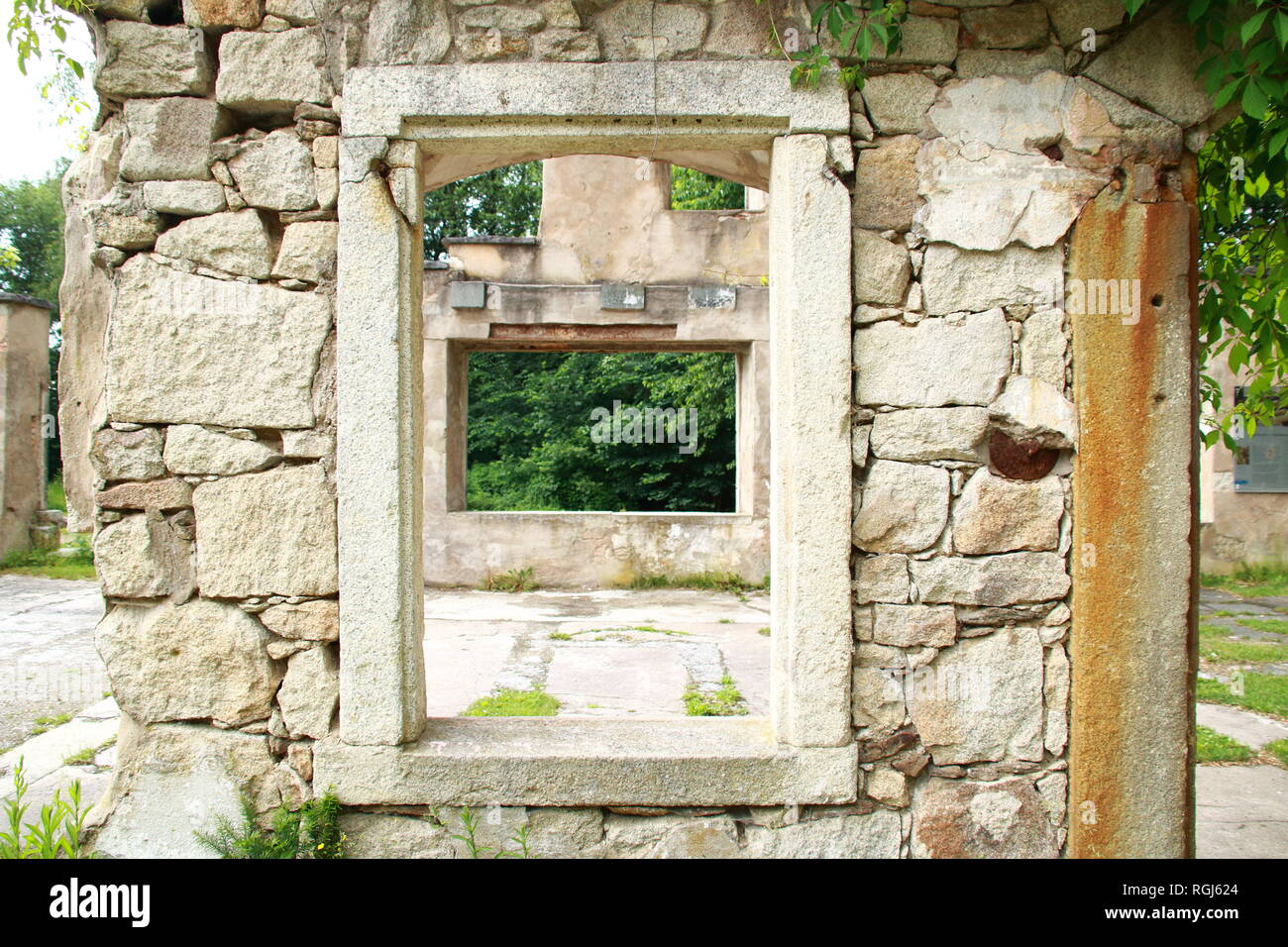 Finestra in formato paesaggio presa attraverso una finestra in formato verticale. Foto Stock