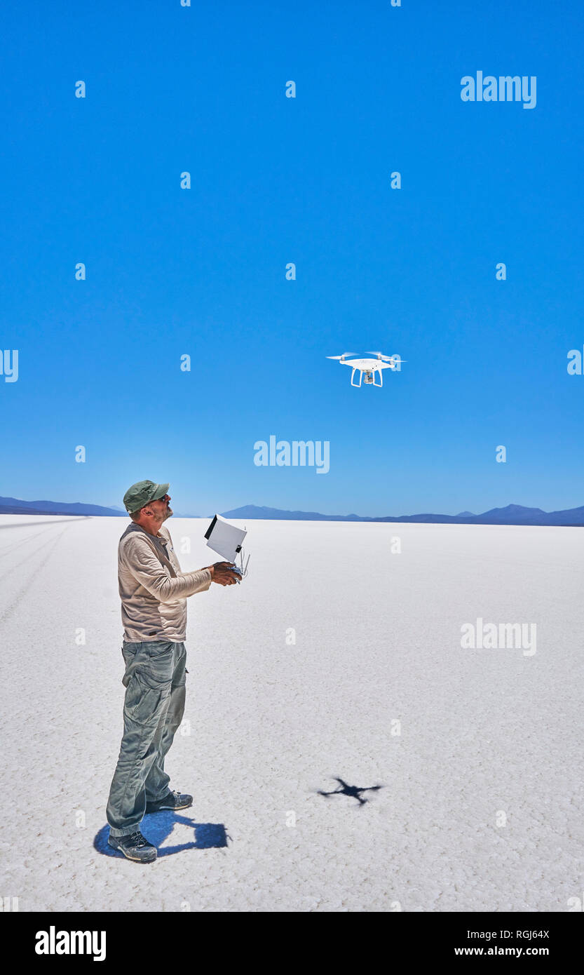 Bolivia, Salar de Uyuni, uomo flying drone sul lago salato Foto Stock