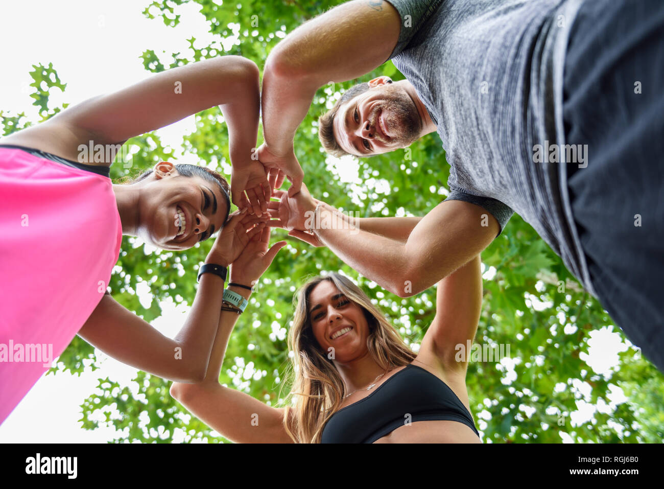 Sport giovane team mani di impilamento, celebrando il successo Foto Stock