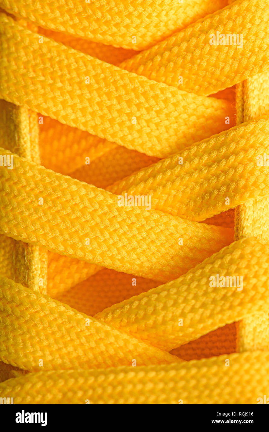 Close up di giallo sneakers lacci delle scarpe Foto Stock