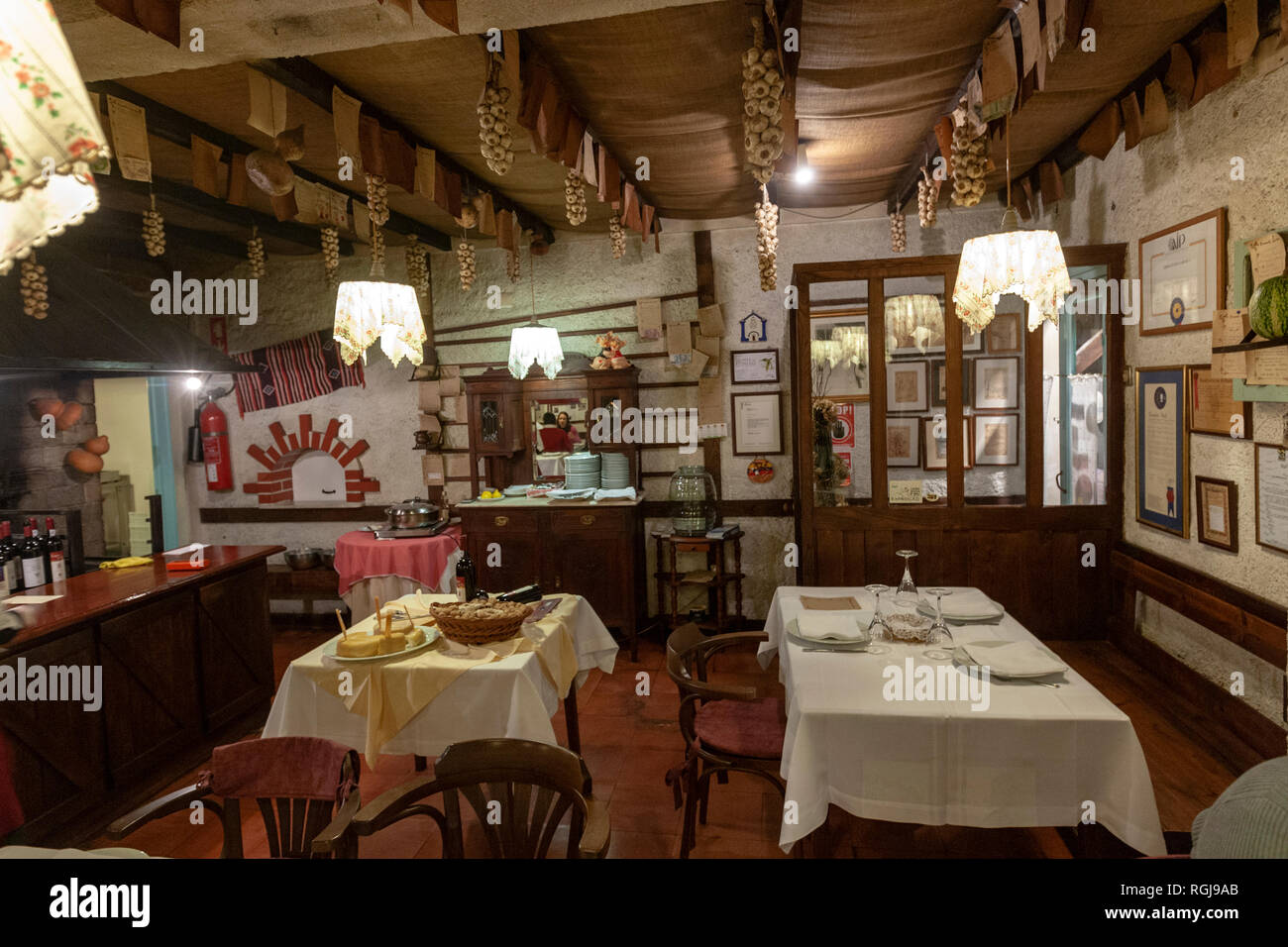 Interno del Restaurante Tromba Rija, Leiria, Portogallo Foto Stock