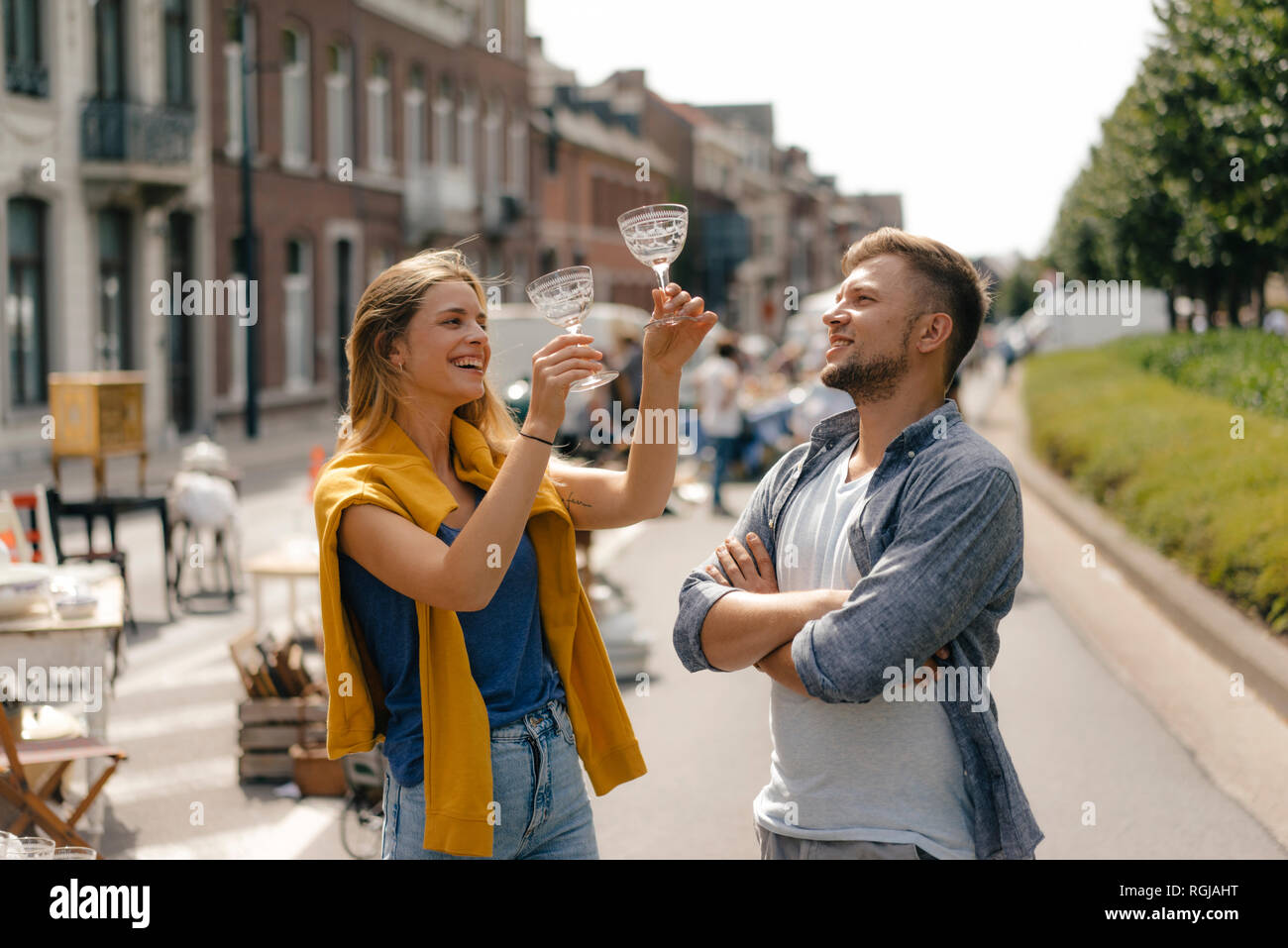 Belgio, Tongeren, felice coppia giovane con gli occhiali su un antico mercato delle pulci Foto Stock
