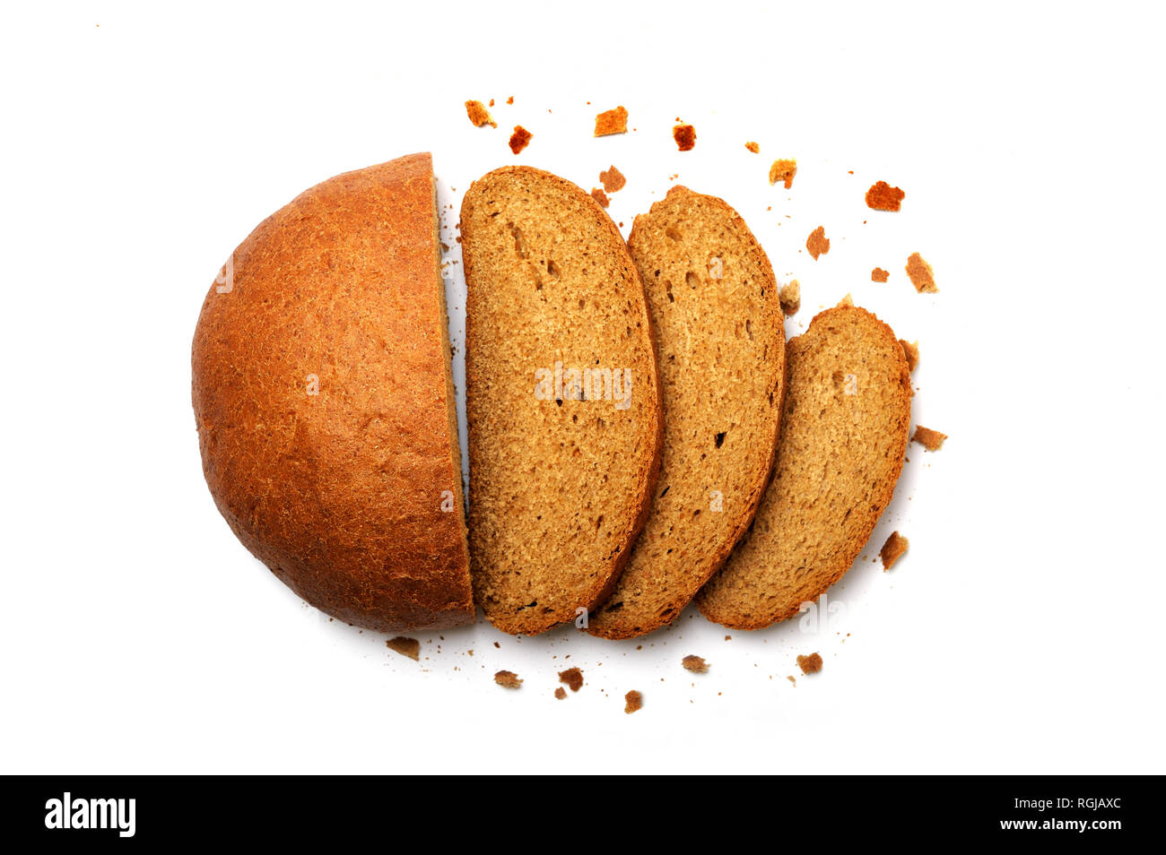 Pane di segale appena affettato con briciole su bianco. Fette di pane e briciole preparate con farina di segala, lievito, acqua, sale e una farina acida. Pumpernickel. Foto Stock