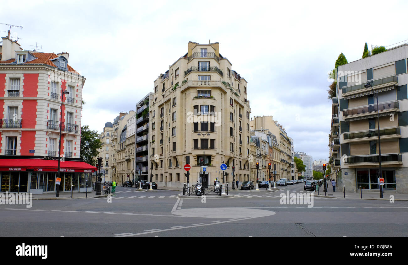 Parigi, Francia - Agosto 14, 2018: appartamento tradizionali edifici con facciate Tipica vecchia casa parigina con balconi francesi e dei vasi da fiori. Parigi, Foto Stock