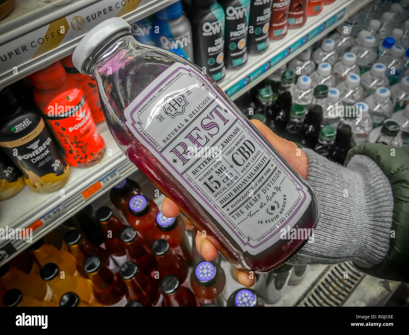 Una bottiglia di canapa divisione CBD marca 'Butterfly Lemonade' bevanda aromatizzata in un supermercato raffreddatore in New York venerdì, 25 gennaio 2019. CBD è la non psicoattivi componente della marijuana come contrari al tenore di tetraidrocannabinolo (THC) che è la roba che si ottiene alta, per non parlare di essere illegali in questo momento. (© Richard B. Levine) Foto Stock Una bottiglia di canapa divisione CBD marca 'Butterfly Lemonade' bevanda aromatizzata in un supermercato raffreddatore in New York venerdì, 25 gennaio 2019. CBD è la non psicoattivi componente della marijuana come contrari al tenore di tetraidrocannabinolo (THC) che è la roba che si ottiene alta, per non parlare di essere illegali in questo momento. (© Richard B. Levine) Foto Stock