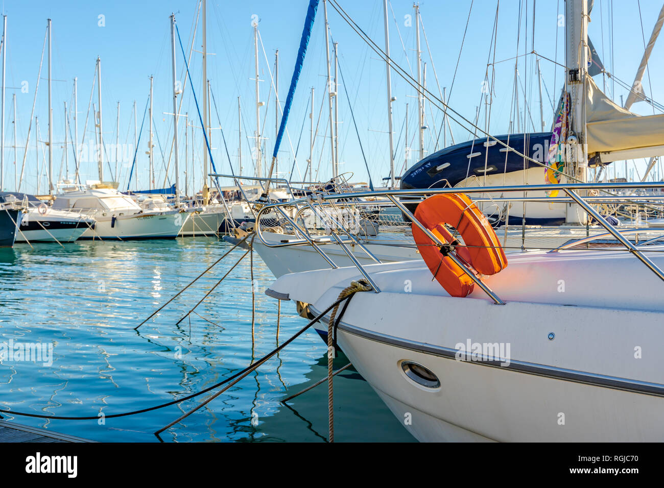Decked Out Yacht. Ciambella arancione. Foto Stock