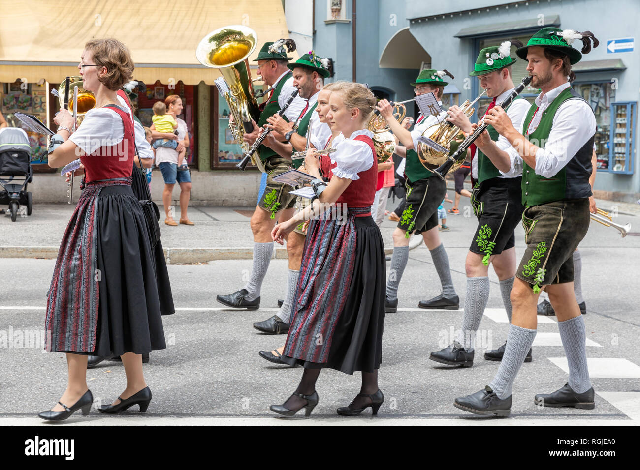 Festival con sfilata di fanfare e persone in costume tradizionale Foto Stock