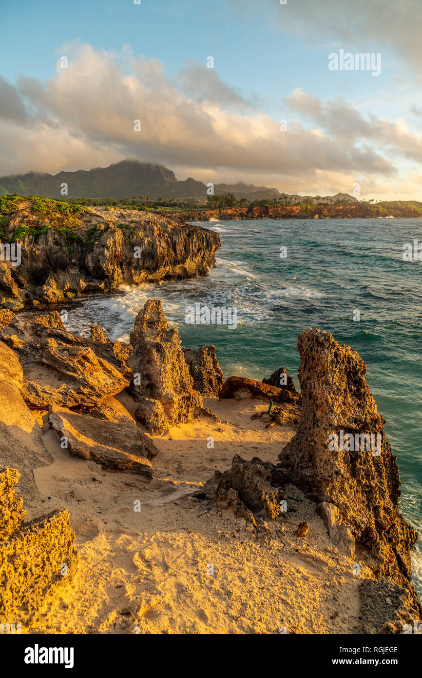 Strana formazione di roccia su un promontorio dall'oceano, Poipu, Koloa, Kauai, Hawaii Foto Stock