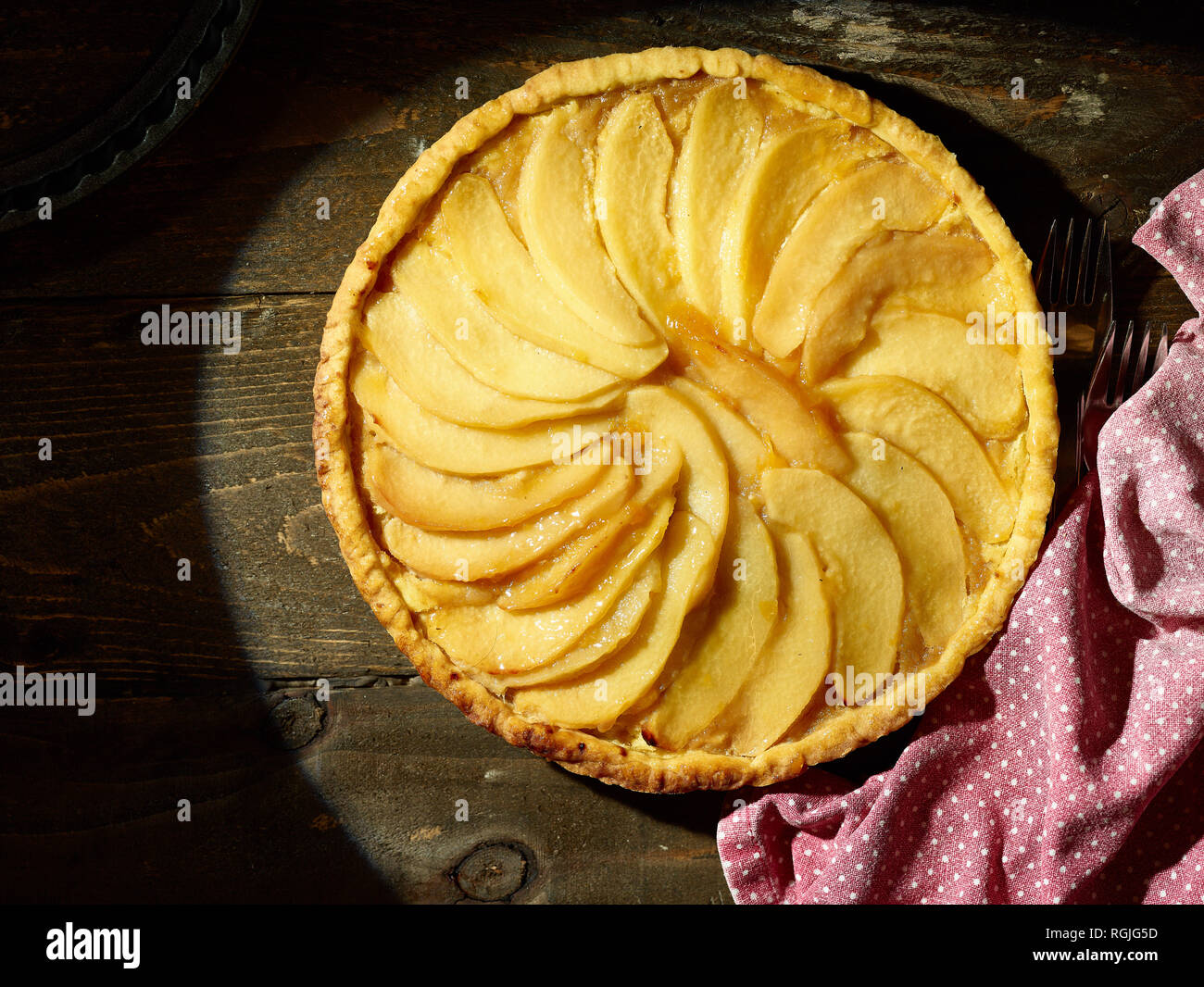 Flan di mele cotogne con le fette di mela cotogna in cima, cibo still-life fotografia Foto Stock