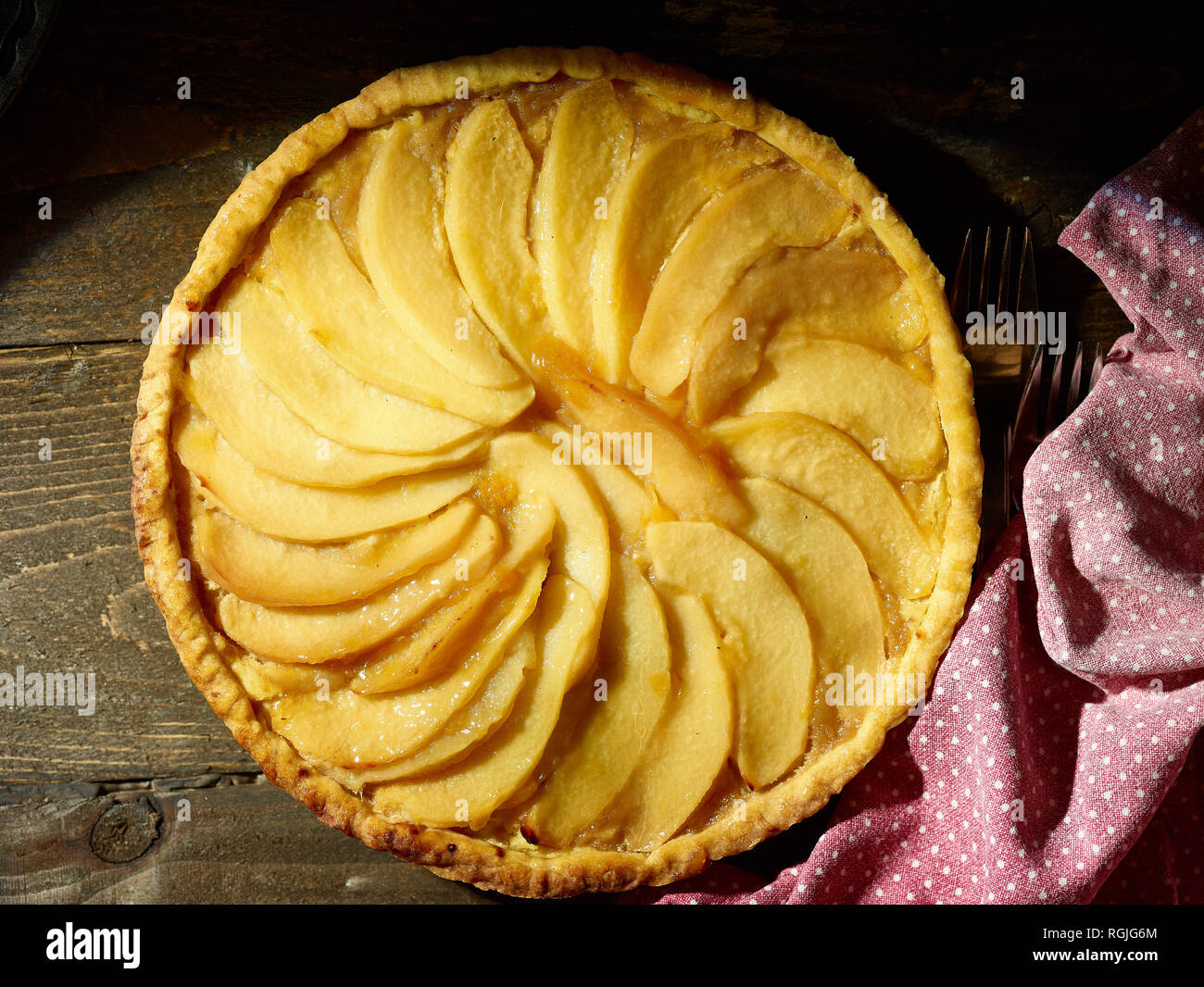 Flan di mele cotogne con le fette di mela cotogna in cima, cibo still-life fotografia Foto Stock