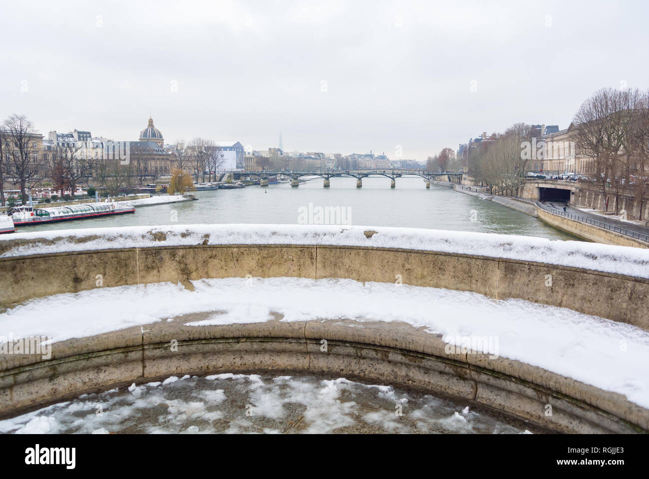 Senna sotto la neve con una vista del pont des arts bridge, Parigi, Francia Foto Stock