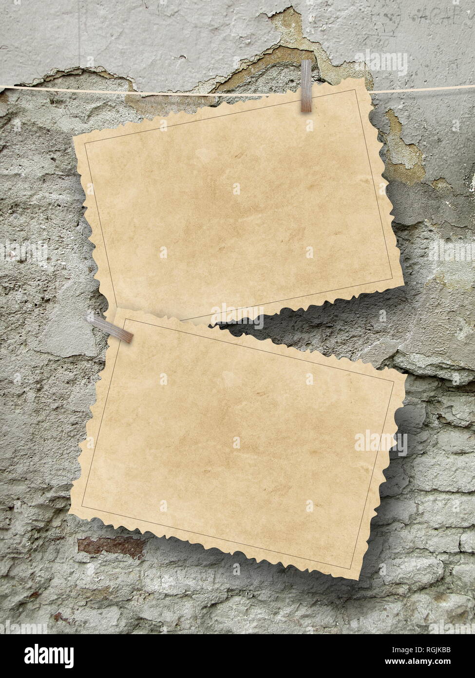 Due blank vecchia cartolina vintage telai contro incrinato sfondo a parete Foto Stock