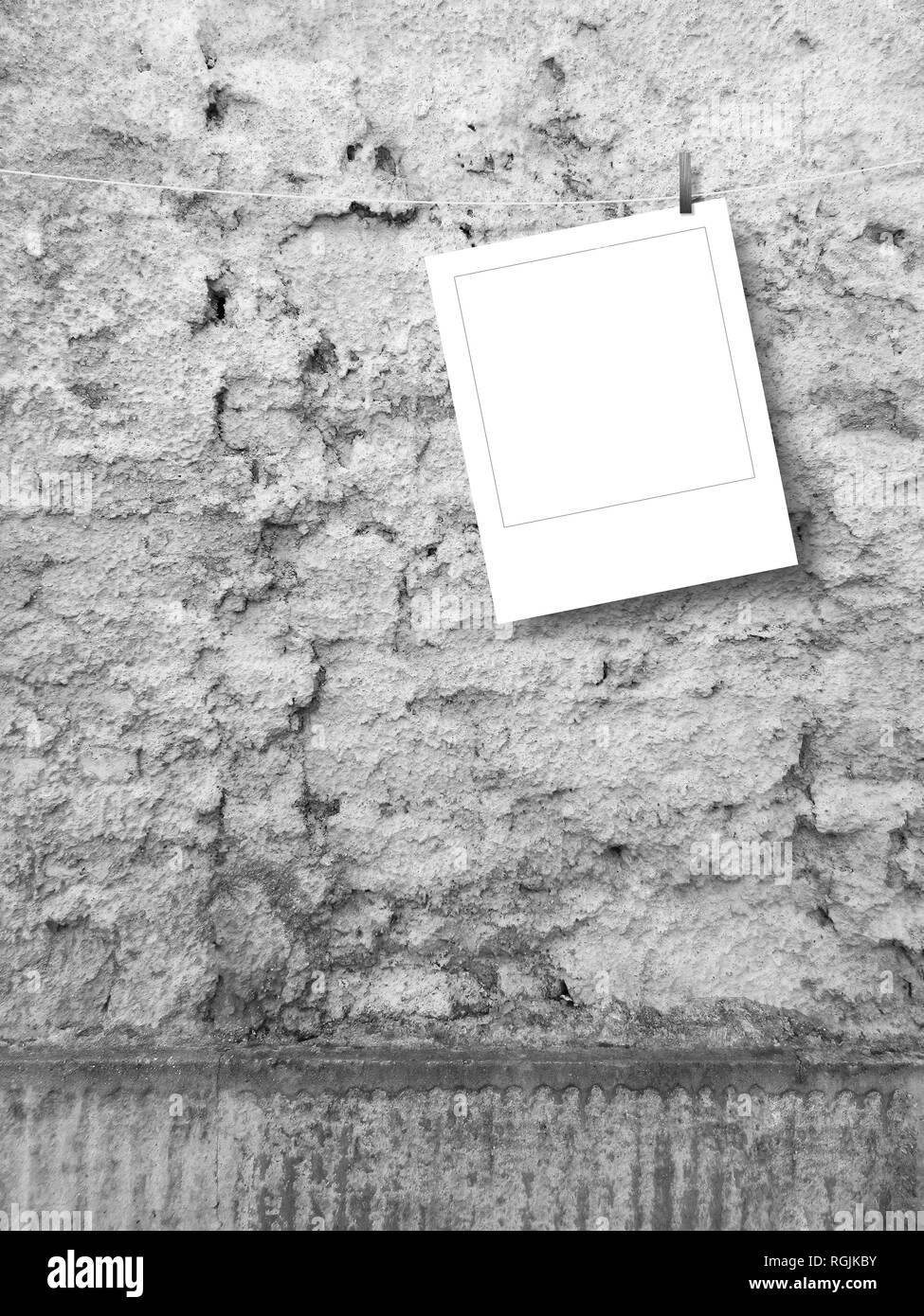 Quadrato bianco instant photo frame contro il calcestruzzo ruvido sfondo a parete Foto Stock