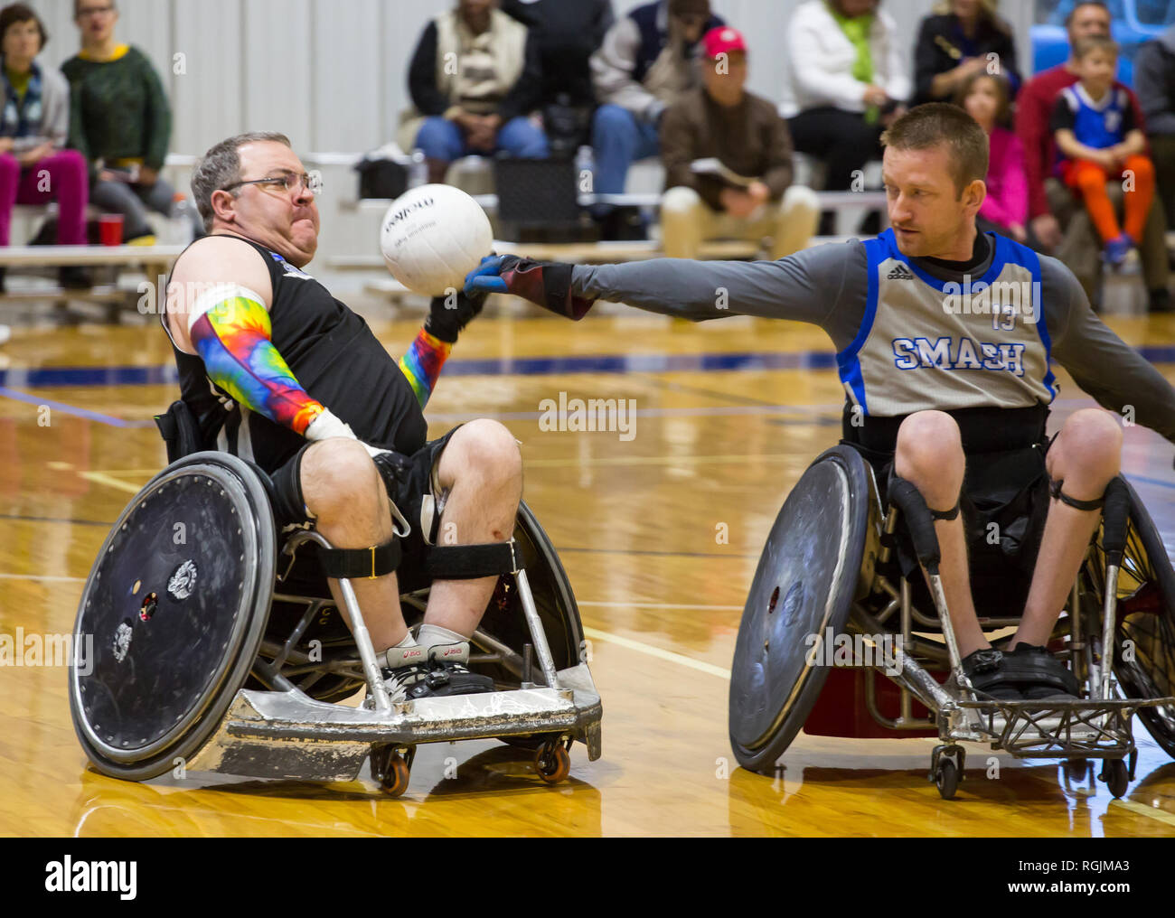 Atleti disabili competere nei due giorni di Queen City sedia a rotelle di collisione torneo di rugby Mooresville, Carolina del Nord il 26 gennaio 2019. Foto Stock