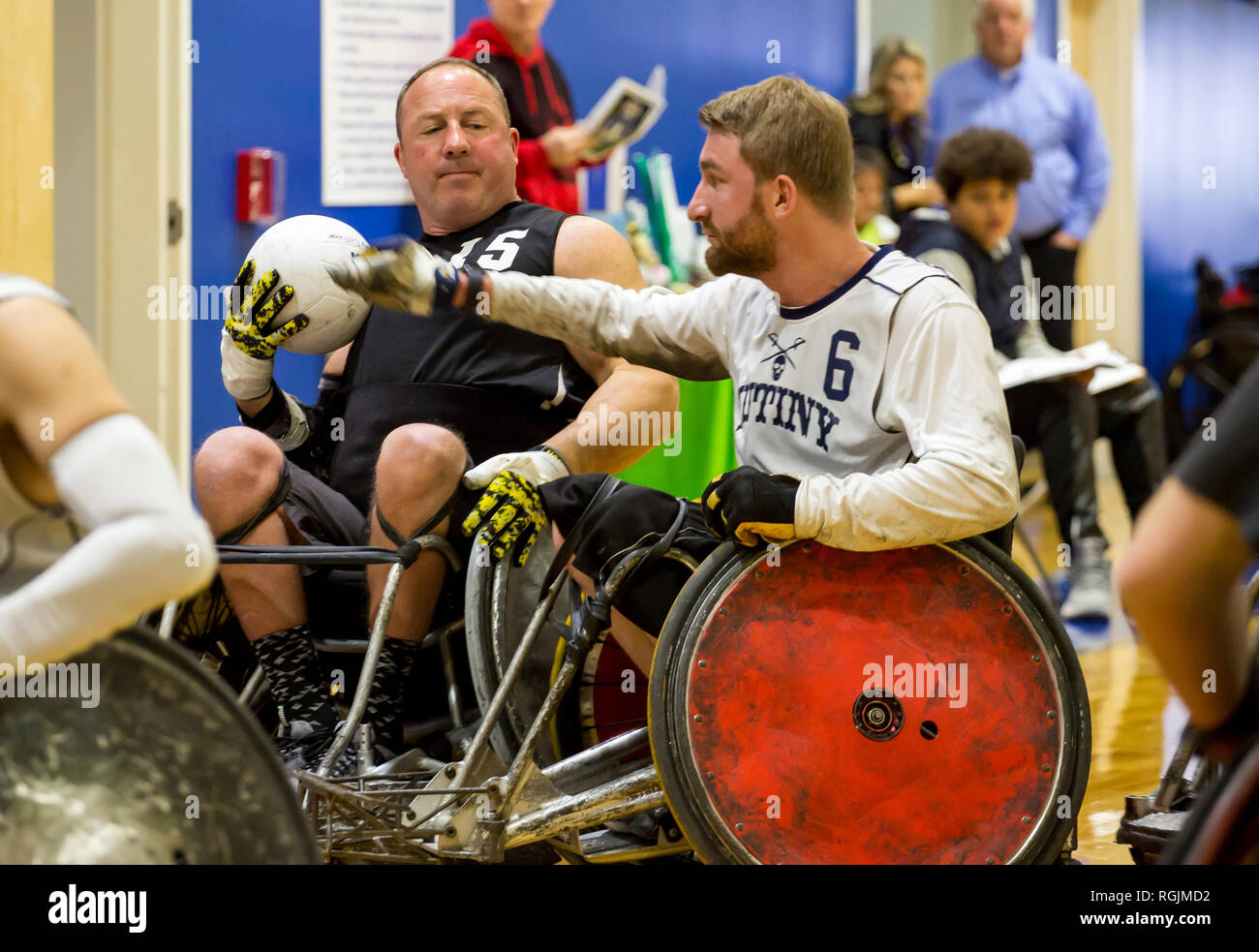 Atleti disabili competere nei due giorni di Queen City sedia a rotelle di collisione torneo di rugby Mooresville, Carolina del Nord, il 26 gennaio 2019. Foto Stock