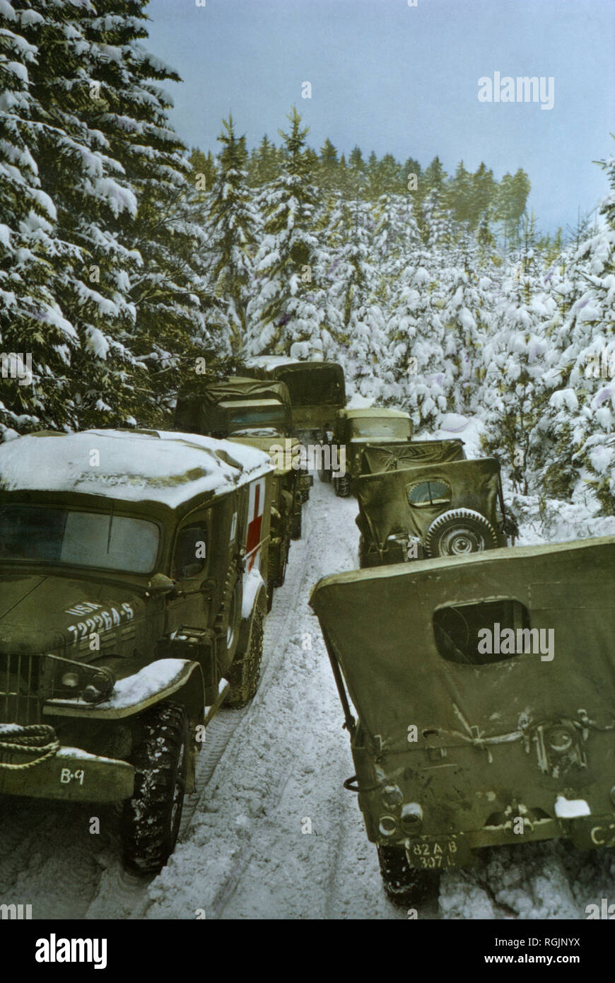 Neve profonda rallentando il traffico militare, Renania Campagna, Germania, 1945 Foto Stock
