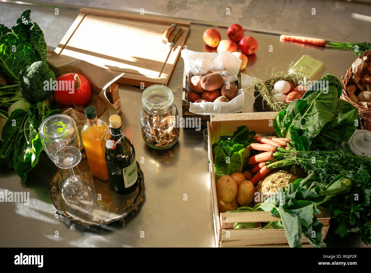 Orgnaic fresca frutta e verdura in una cucina Foto Stock
