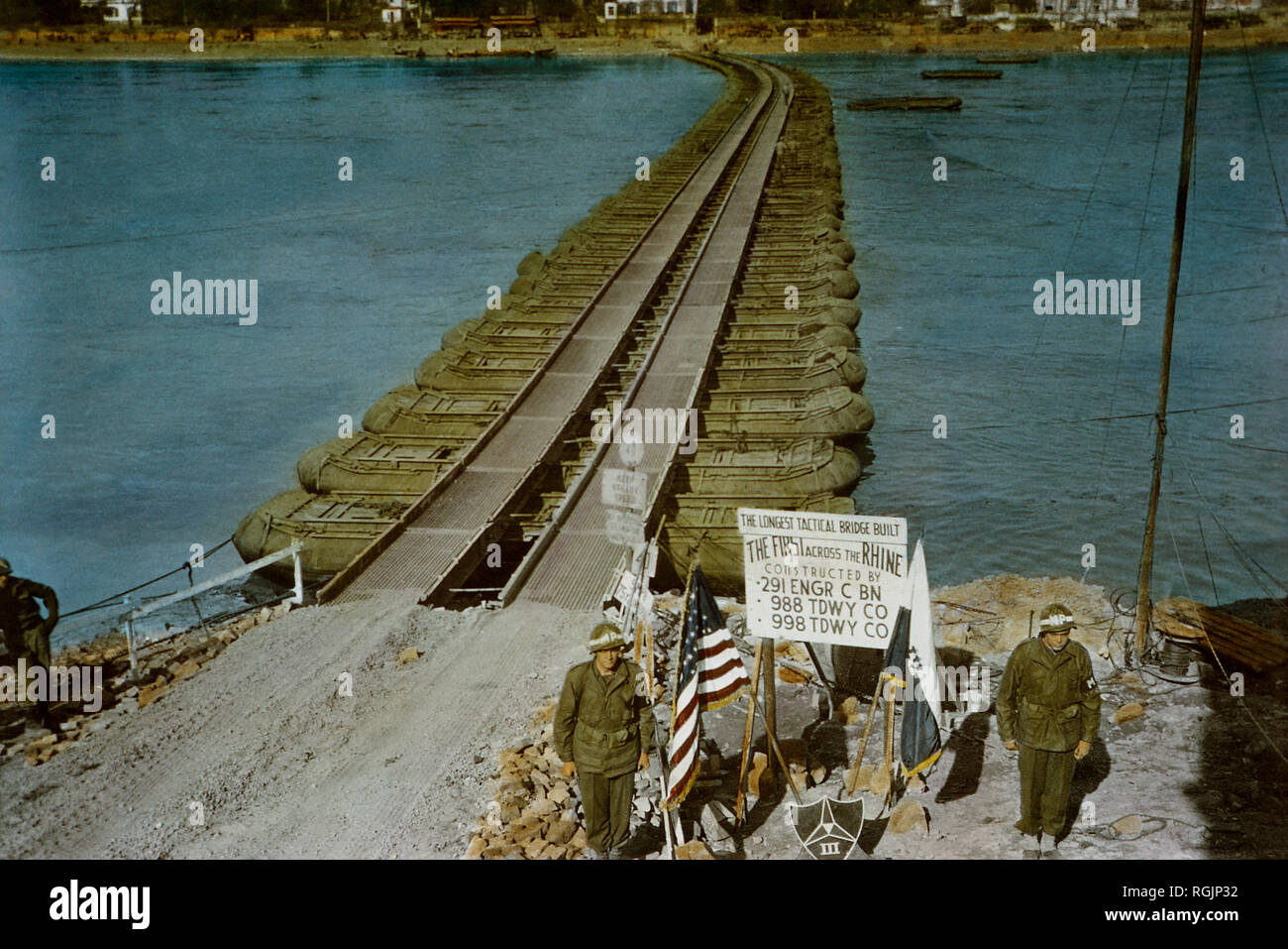 Treadway ponte costruito sul Fiume Reno vicino a Remagen, Germania, Renania Campagna, Marzo 1945 Foto Stock