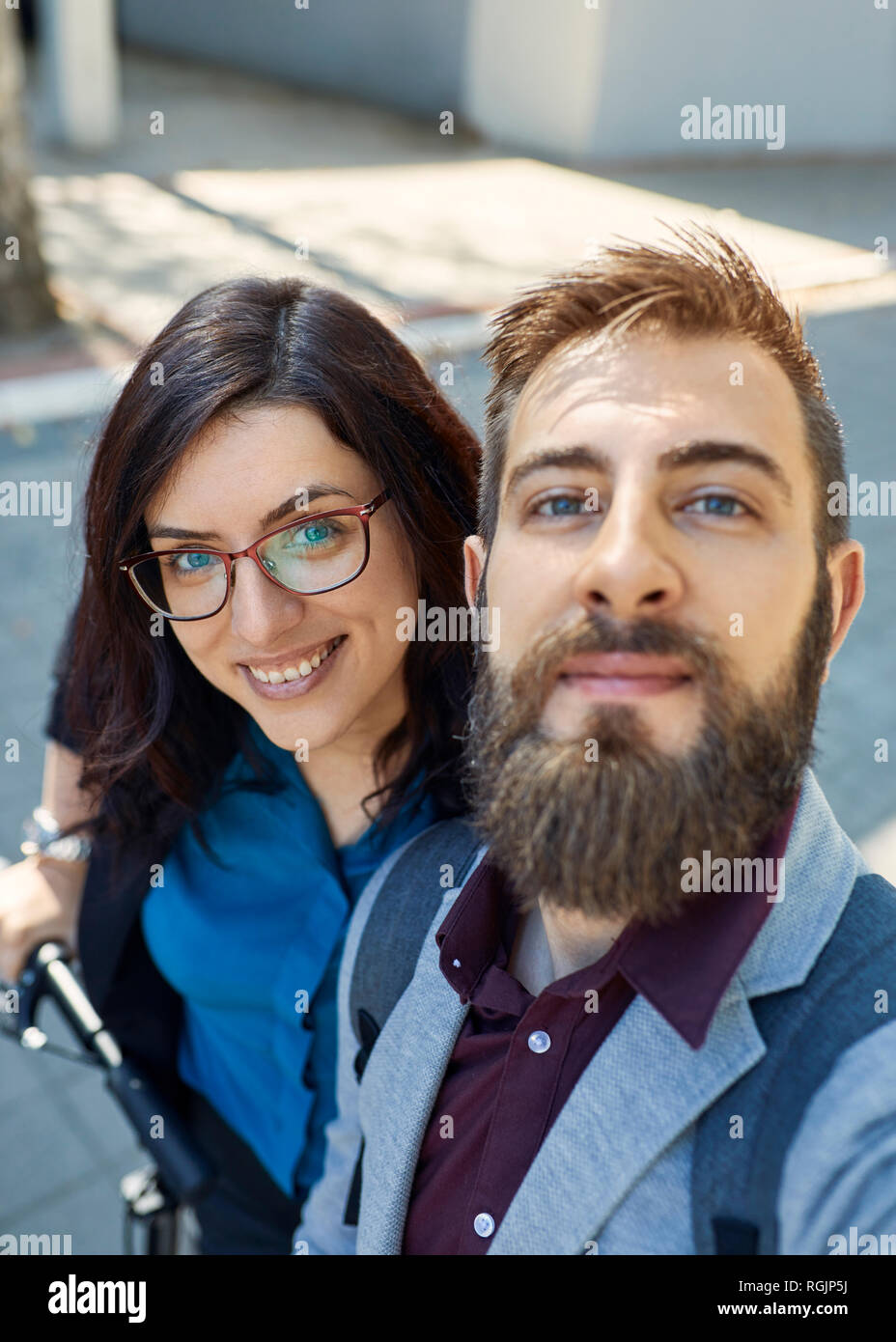 Selfie di happy business giovane con gli scooter Foto Stock