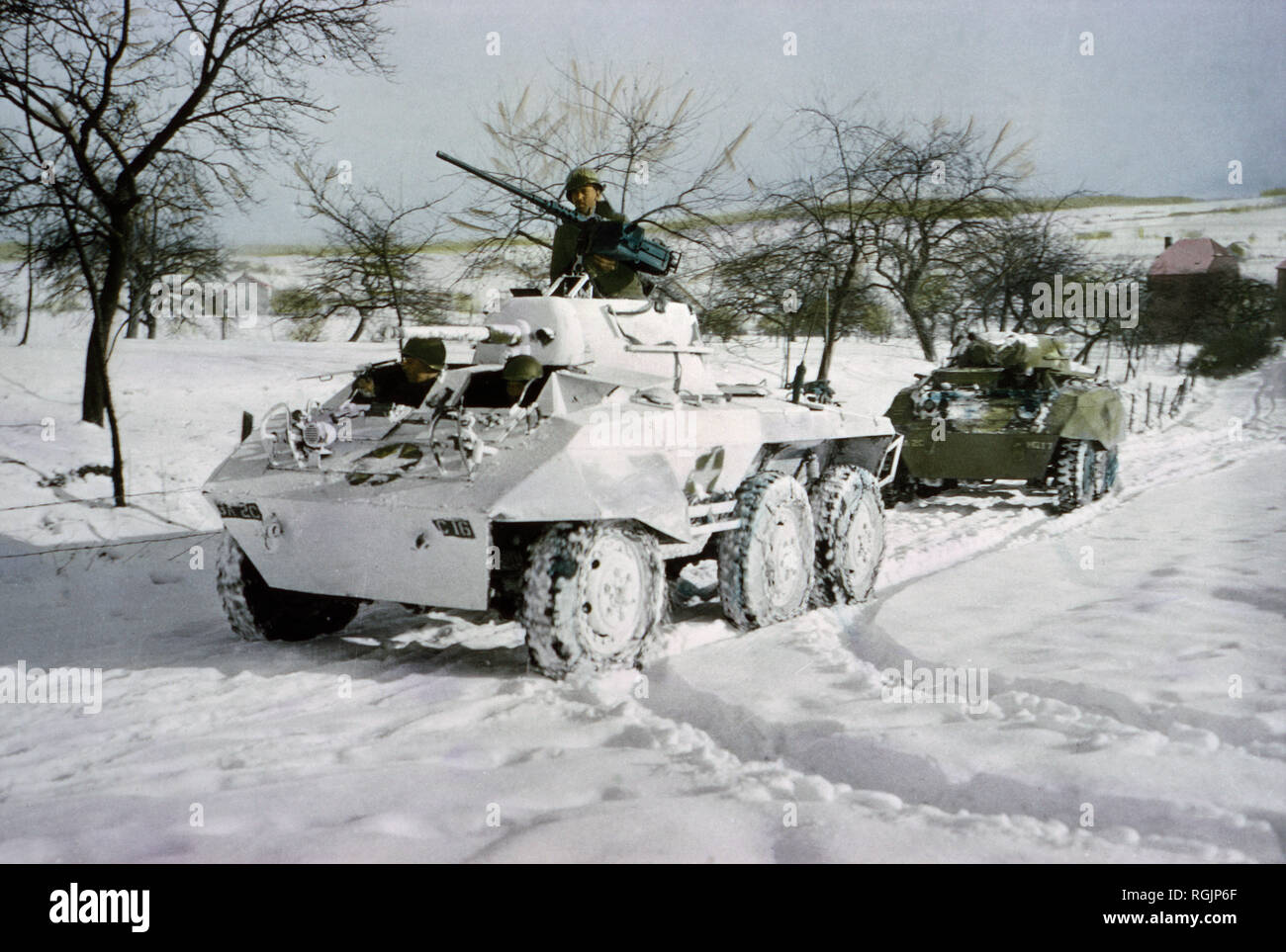 Mimetizzati luce auto corazzato M8 e uno che non è stato dipinto di bianco, Ardennes-Alsace Campagna, Battaglia di Bulge, 1945 Foto Stock