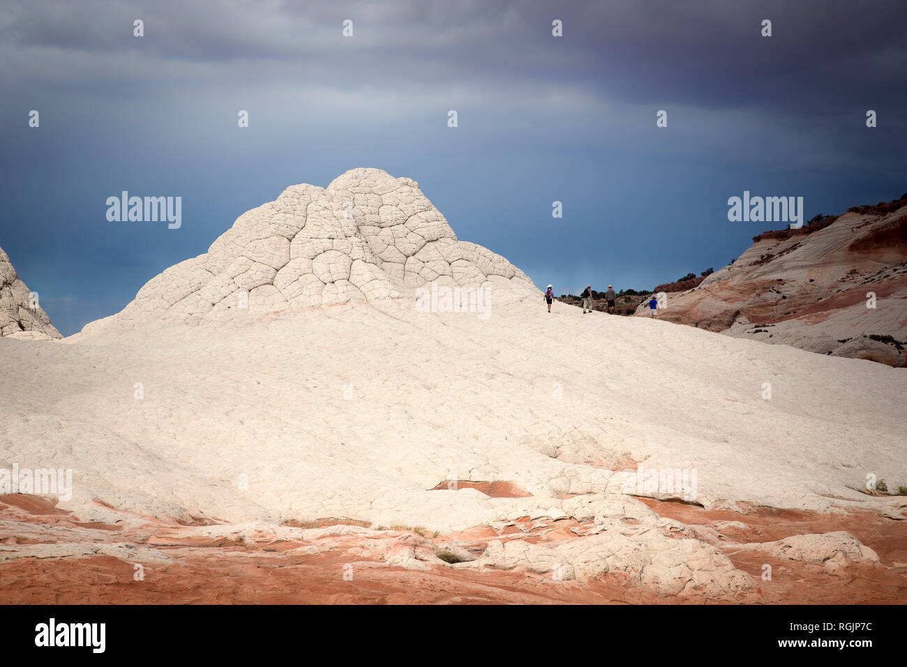 Stati Uniti d'America, Arizona, Paria Plateau, White Pocket, gruppo escursionismo Foto Stock