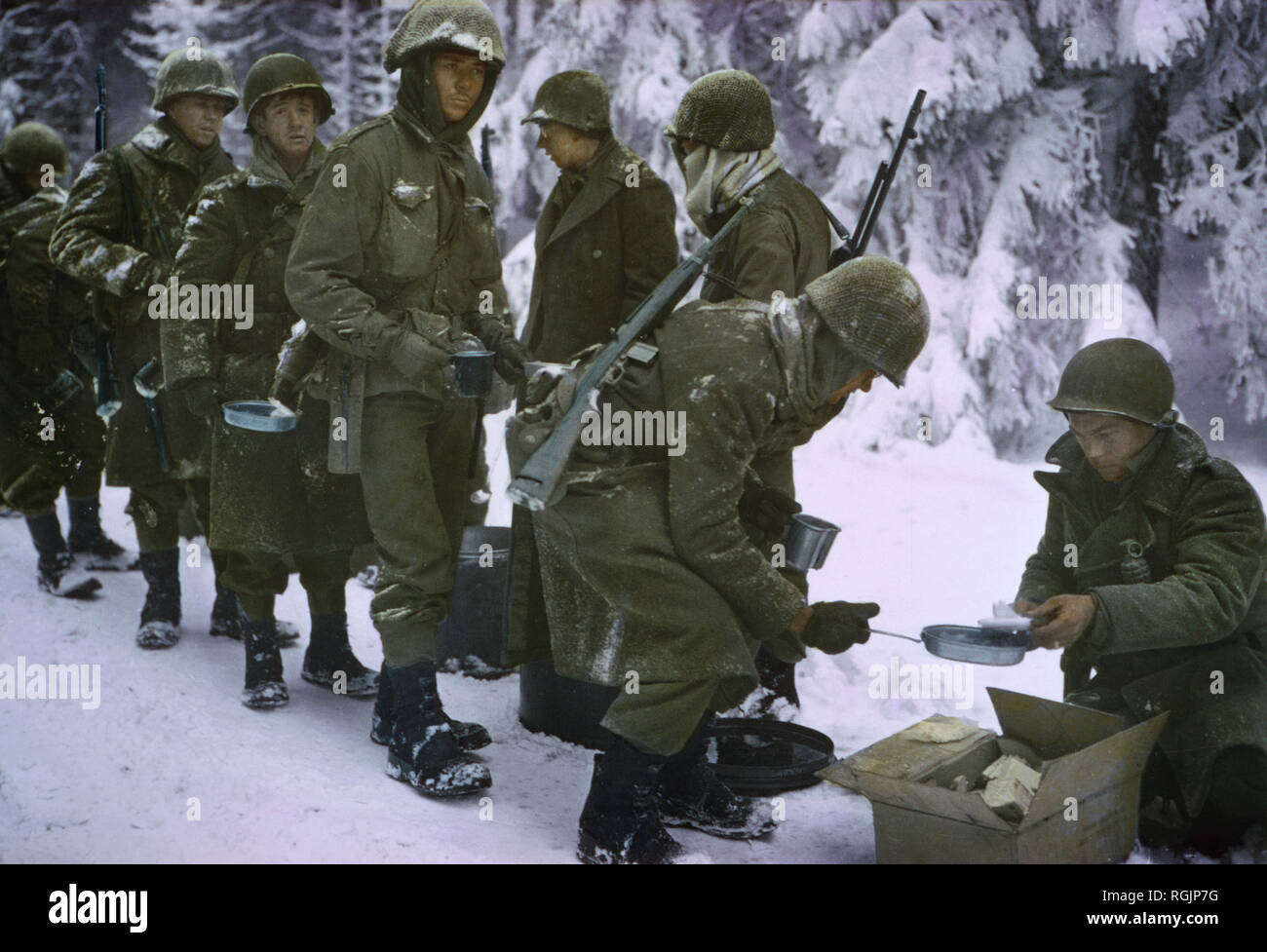 I soldati ricevono cibo nel campo pasticcio, Ardennes-Alsace Campagna, Battaglia di Bulge,1945 Foto Stock