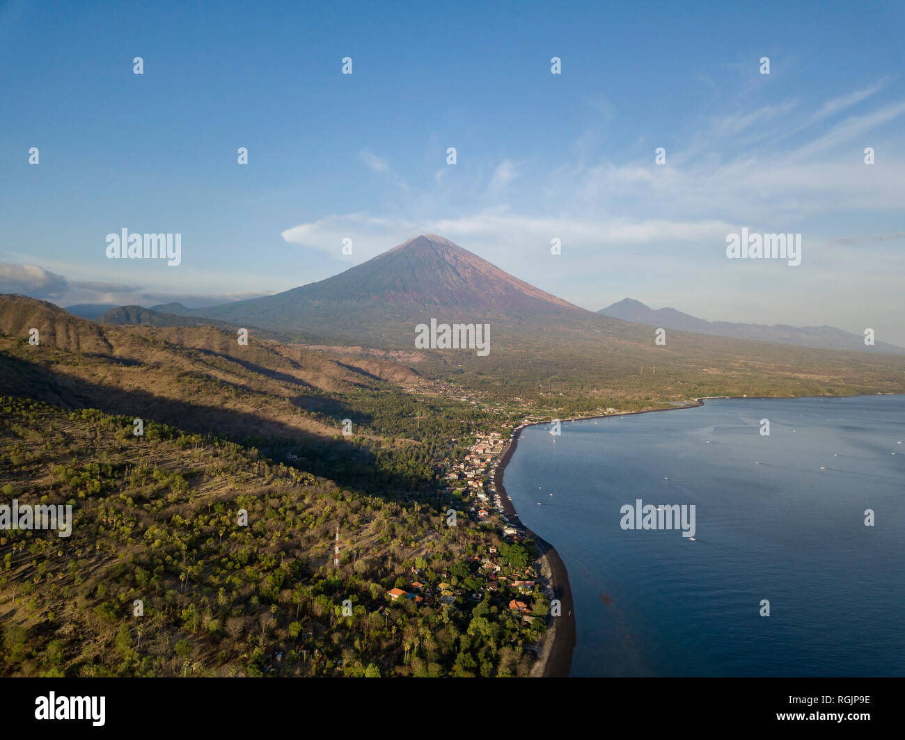 Indonesia, Bali, Amed, veduta aerea della spiaggia Jemeluk e vulcano Agung Foto Stock