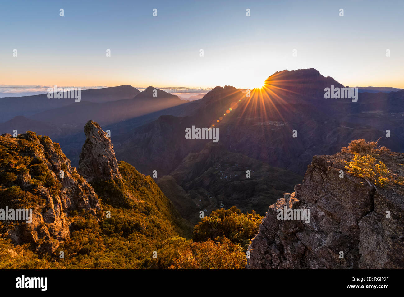 Reunion, Reunion National Park, vista da Pito Maido di Cirque de Mafate, Gros Morne e Piton des Neiges, sunrise Foto Stock